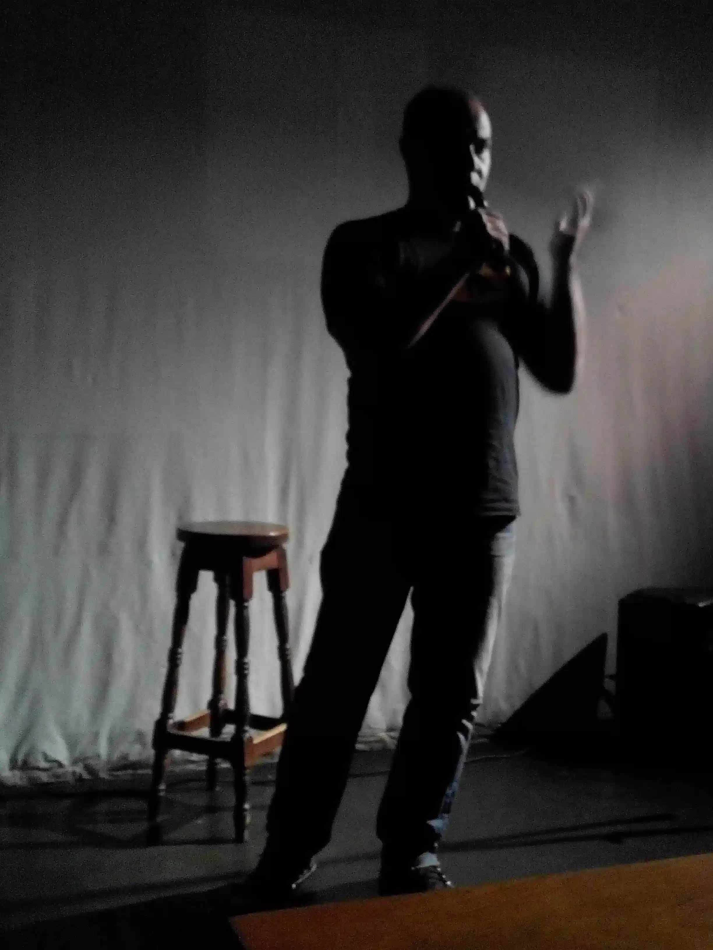 La primera noche de Checho Falco haciendo stand up en La Plata, 2013: un banco vacío, una cortina blanca y el silencio antes de hablar